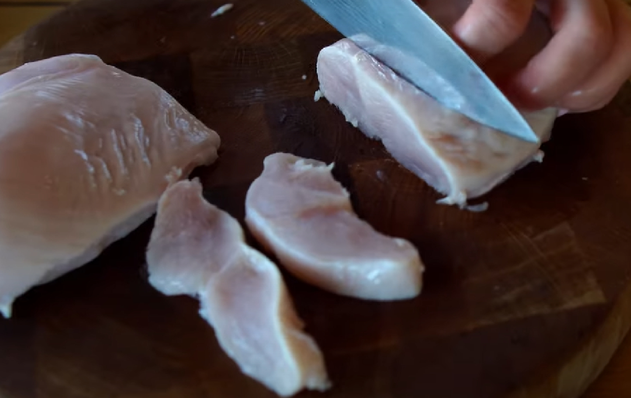 Хрусткі курячі нагетси, наче в магазині: рецепт ідеальної м'ясної закуски